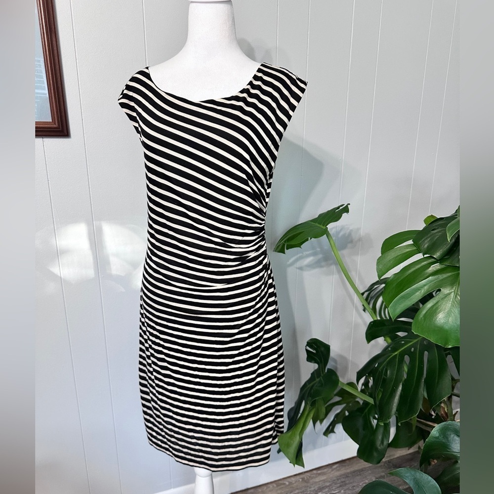 🛍️ LOFT Comfy black, off-white strapped dress with crumb one side Size M